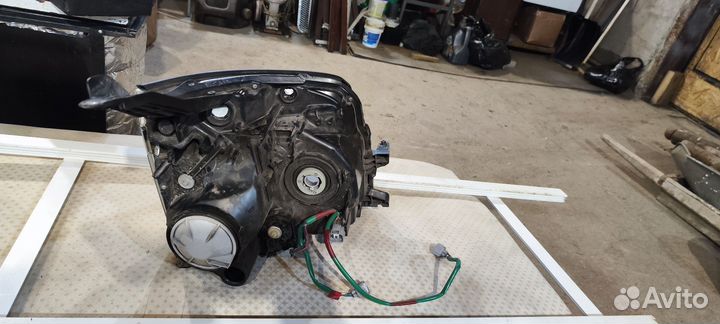 Фара 28-224 на toyota voxy ZRR70 с дефектом