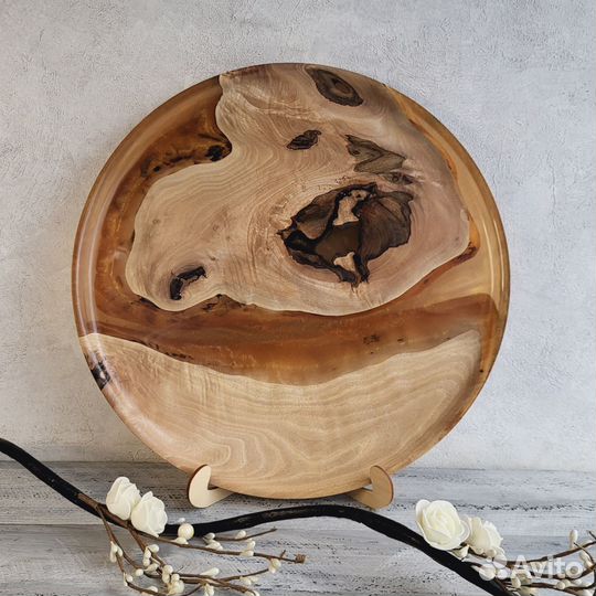Большое деревянное блюдо из грецкого ореха и полим