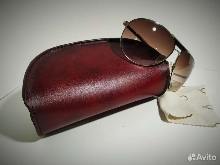 Кожаный очечник с тиснением