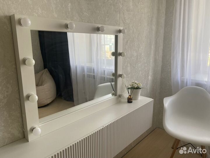 Гримерное зеркало с лампочками