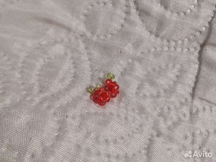 Ягодки из бисера