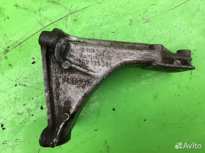 Кронштейн двигателя правый Фольксваген Пассат Б3