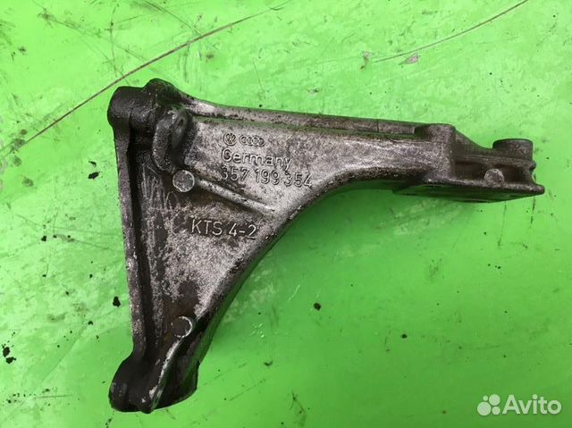 Кронштейн двигателя правый Фольксваген Пассат Б3