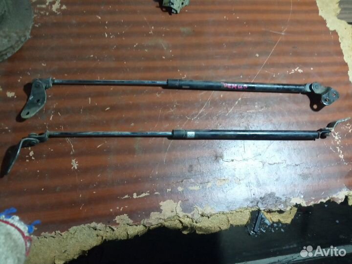 Амортизатор крышки багажника Мазда Демиo 1