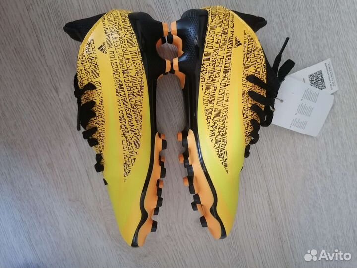 Футбольные бутсы adidas