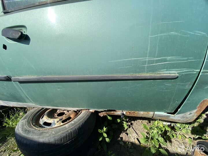 Молдинг на правую дверь fiat Punto