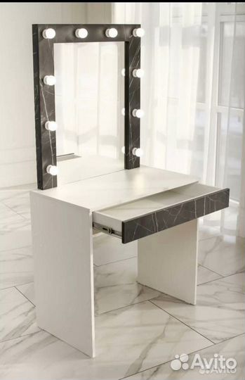 Гримерный столик с лампочками