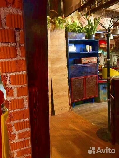 Большое зеркало в раме из массива