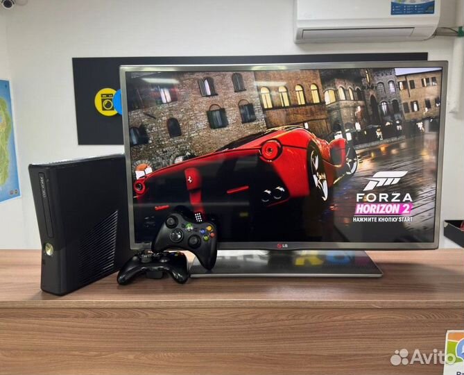 Прошитая xbox360 slim + 2 геймпада + много игр