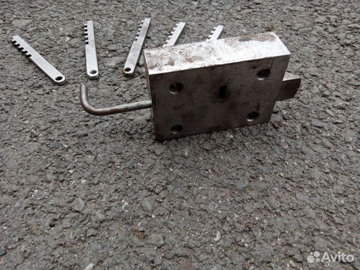 Замок гаражный реечный накладной