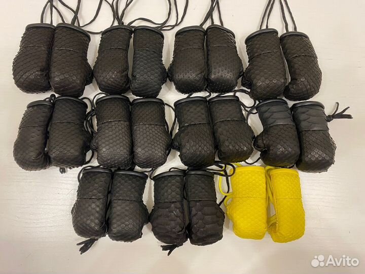 Перчатки подвеска в машину из кожи питона