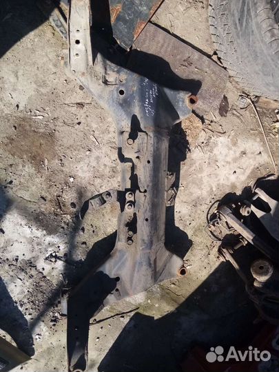 Подрамник Nissan Bluebird 1.8л