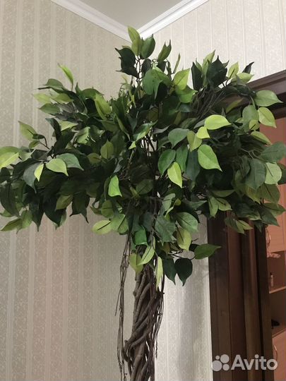 Искусственное дерево в горшке