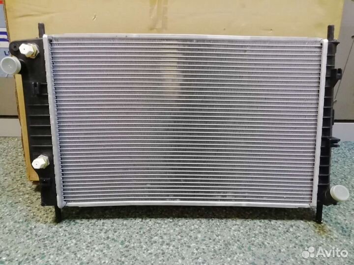 Радиатор охлаждения Ford Contour