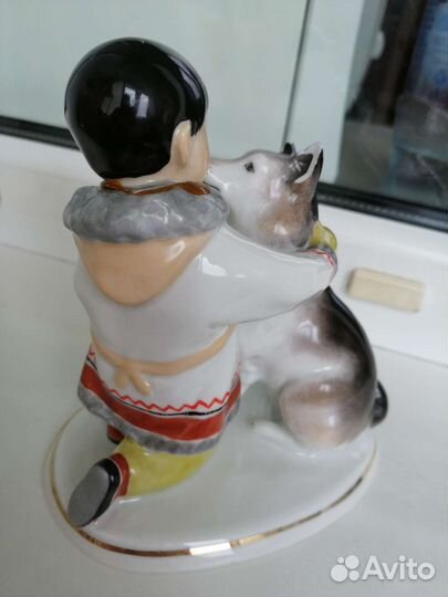 Статуэтка фарфоровая Мальчик-якут с собакой. СССР