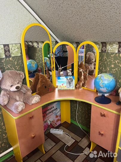 Комплект мебели (шкаф, стенка, стол, космет)