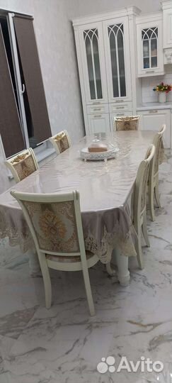 Стол и стулья