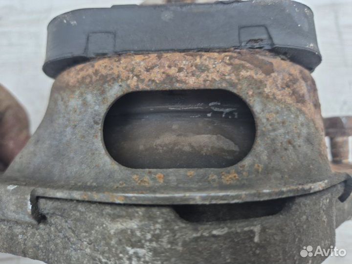 Опора двигателя правая Land Rover Range Rover L322