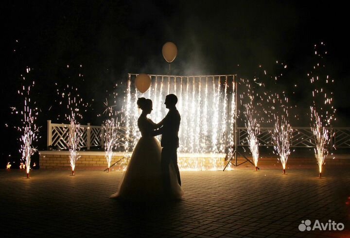 Тяжелый дым, конфетти, холодные фонтаны, снег