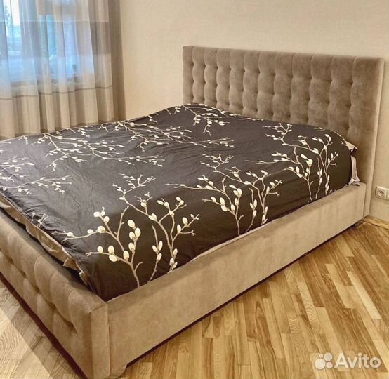 Белая кровать