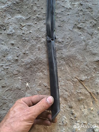 Уплотнитель стекла правый Mitsubishi Mirage