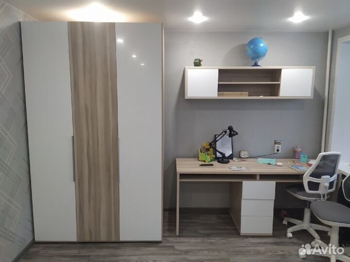 Письменный стол в детскую/Детский письменный стол