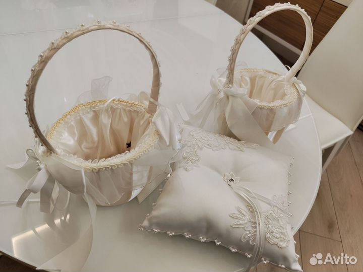 Свадебные корзины и подушка