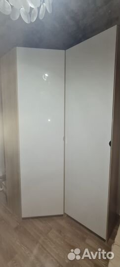 Шкаф белый угловой распашной