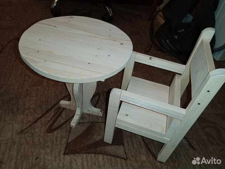 Кроватка для кукол. Стол. Стул. Отдам бесплатно