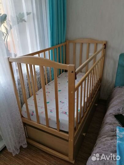 Детская кроватка с маятником и ящиком
