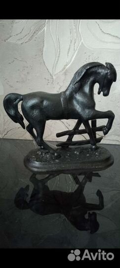 Скульптура из чугуна конь