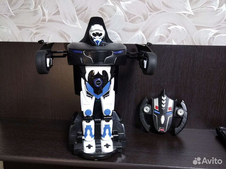 Автомобиль на пульт управлении