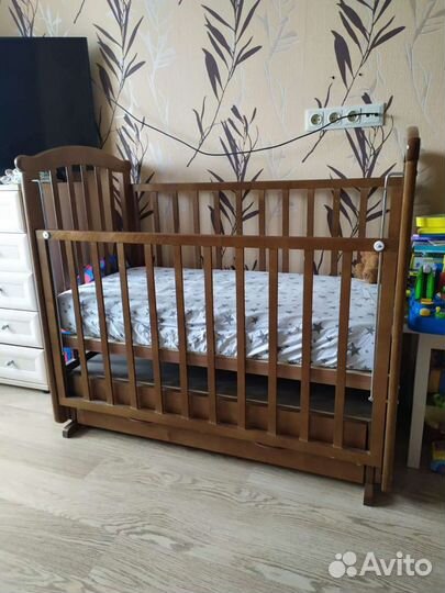 Детская кроватка с маятником