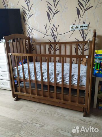 Детская кроватка с маятником