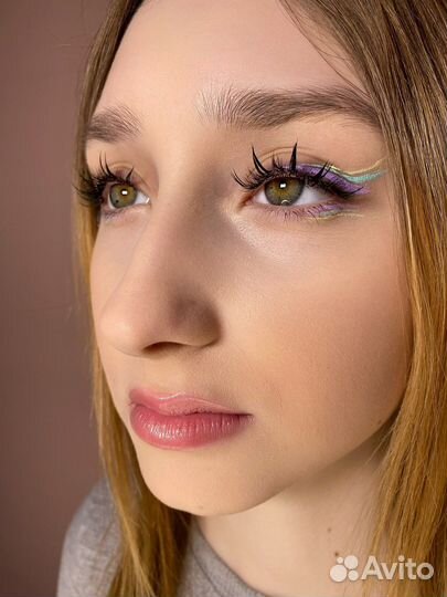 Модель на ресницы для контента