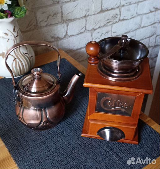 Большая кофемолка деревянная