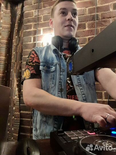 Диджей с оборудованием