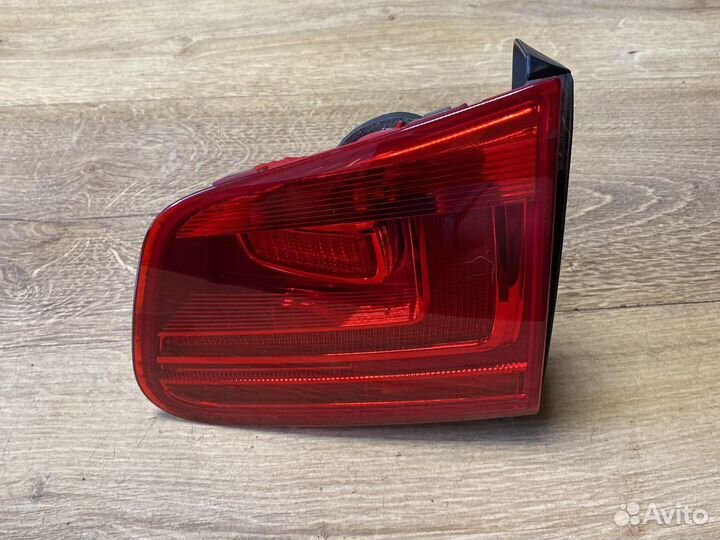 Volkswagen tiguan правый фонарь в крышку багажника