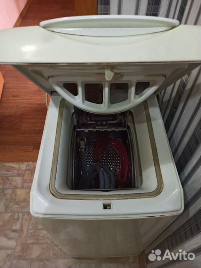 Стиральная машина Ariston с вертикальной загрузкой