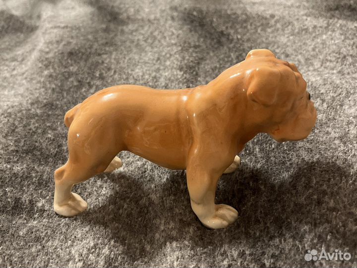 Фарфоровая статуэтка собаки