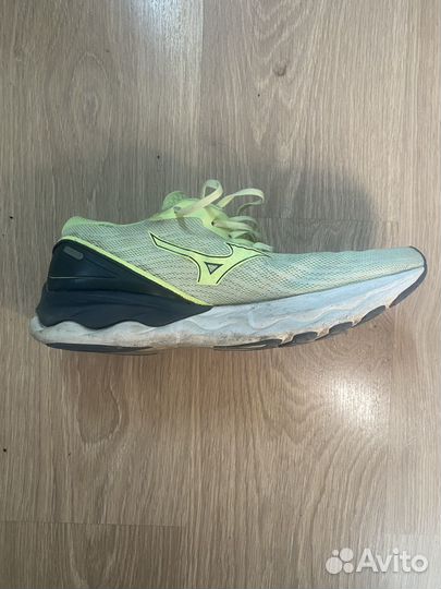Левый кросовок mizuno