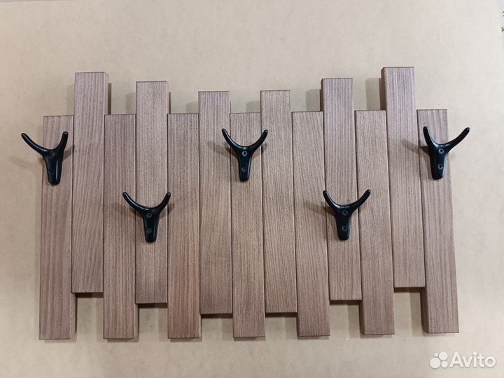 Вешалка настенная из дерева с крючками