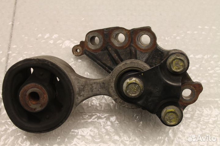 Опора двигателя правая с кронштейном Honda C