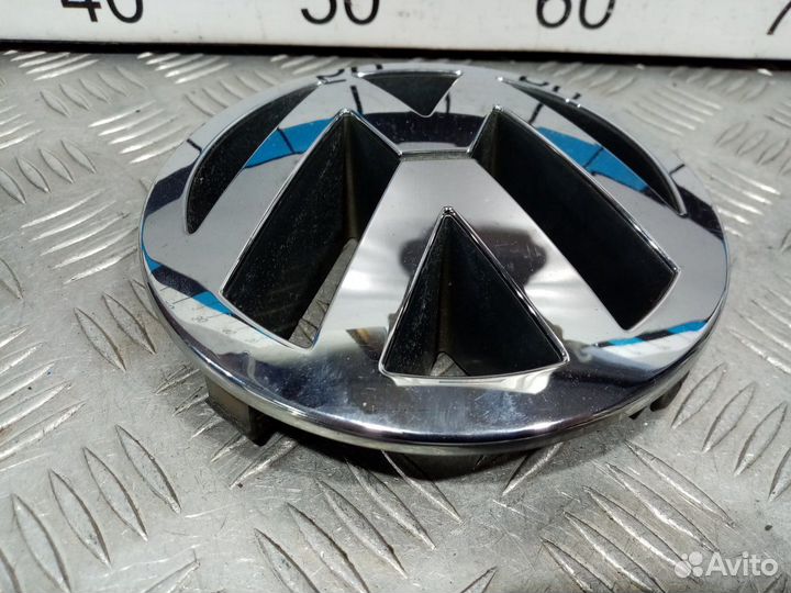 Б/У Эмблема на решетку радиатора (VW) Touar#001