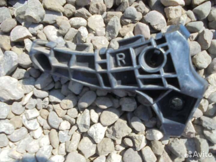 Крепление бампера переднее правое Toyota Corolla