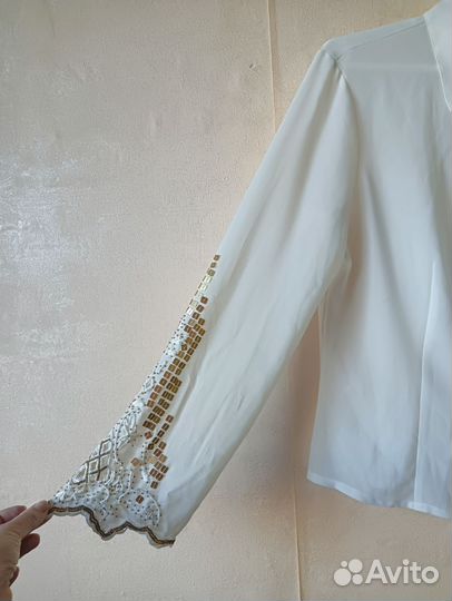 Блузка с вышивкой на рукавах