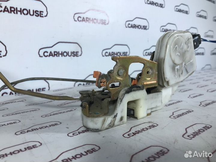 Замок двери передний левый Mitsubishi Chariot 2.4