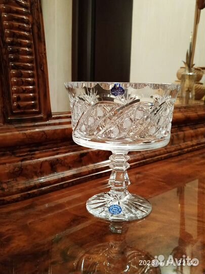 Хрустальная ваза на ножке