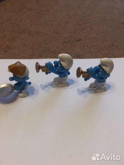 Игрушки из киндера и Смурфики. 72шт