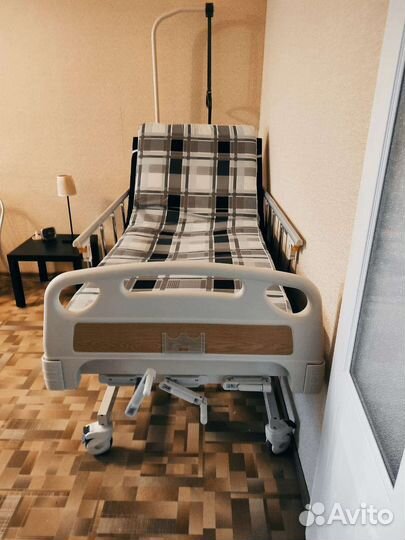 Медицинская кровать